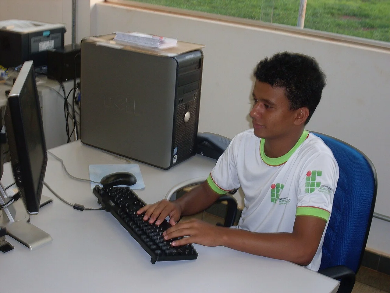 Aluno desenvolvendo atividades práticas em laboratório de tecnologia no Instituto Federal