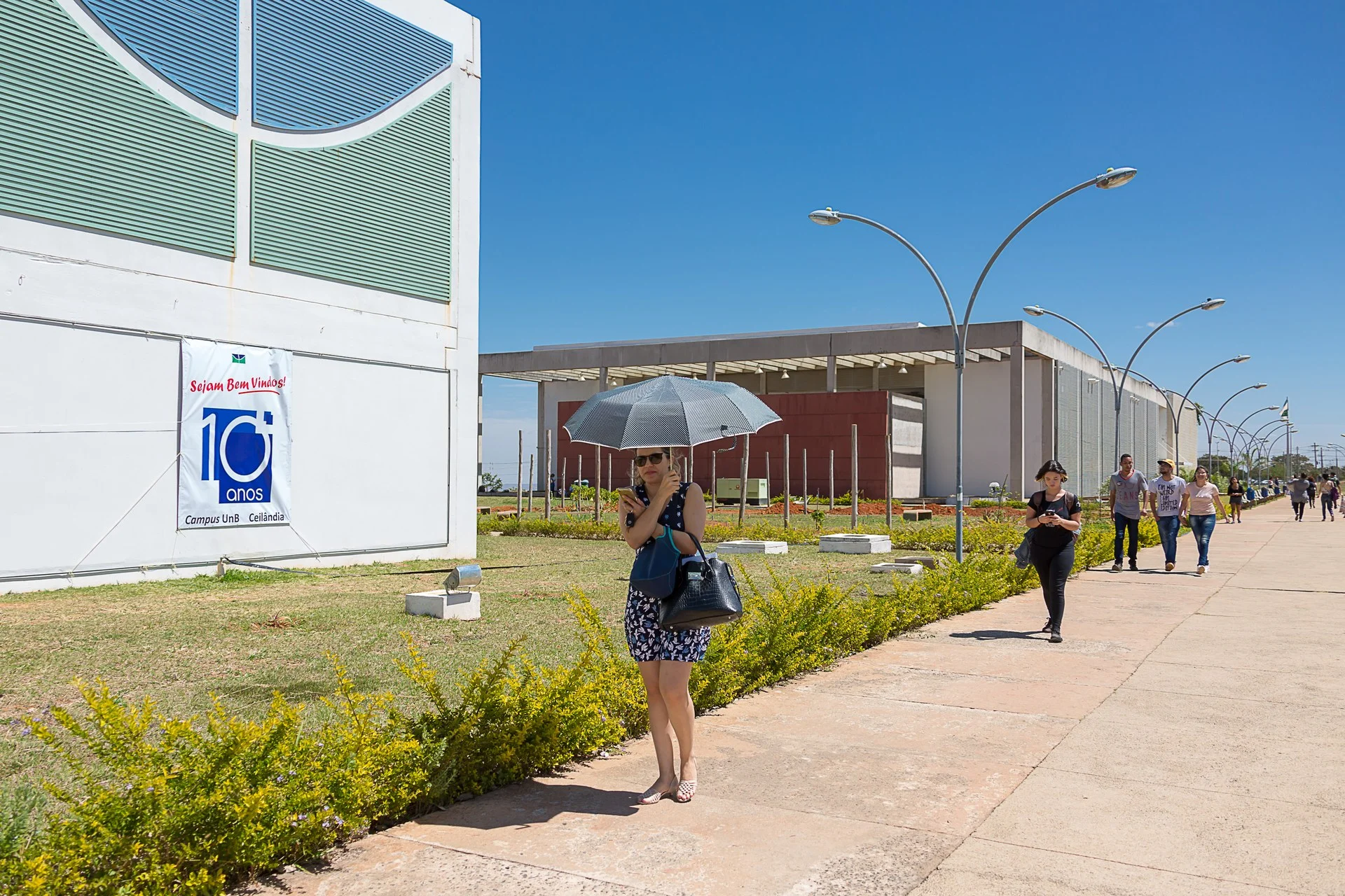 Grupo de estudantes e pesquisadores em ambiente acadêmico com computadores e cadernos