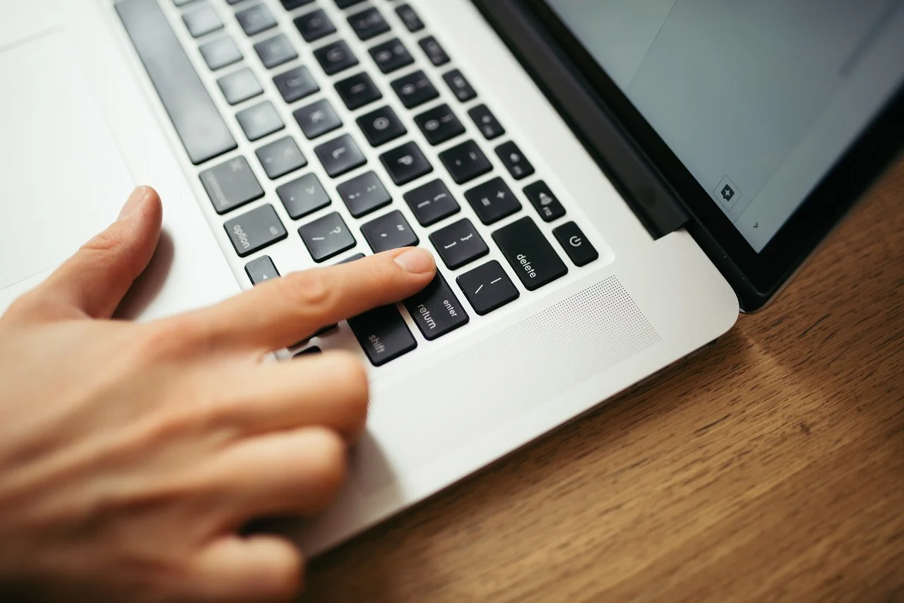 Sessão de estudo ativo de inglês com anotações de vocabulário e expressões idiomáticas de filmes no laptop