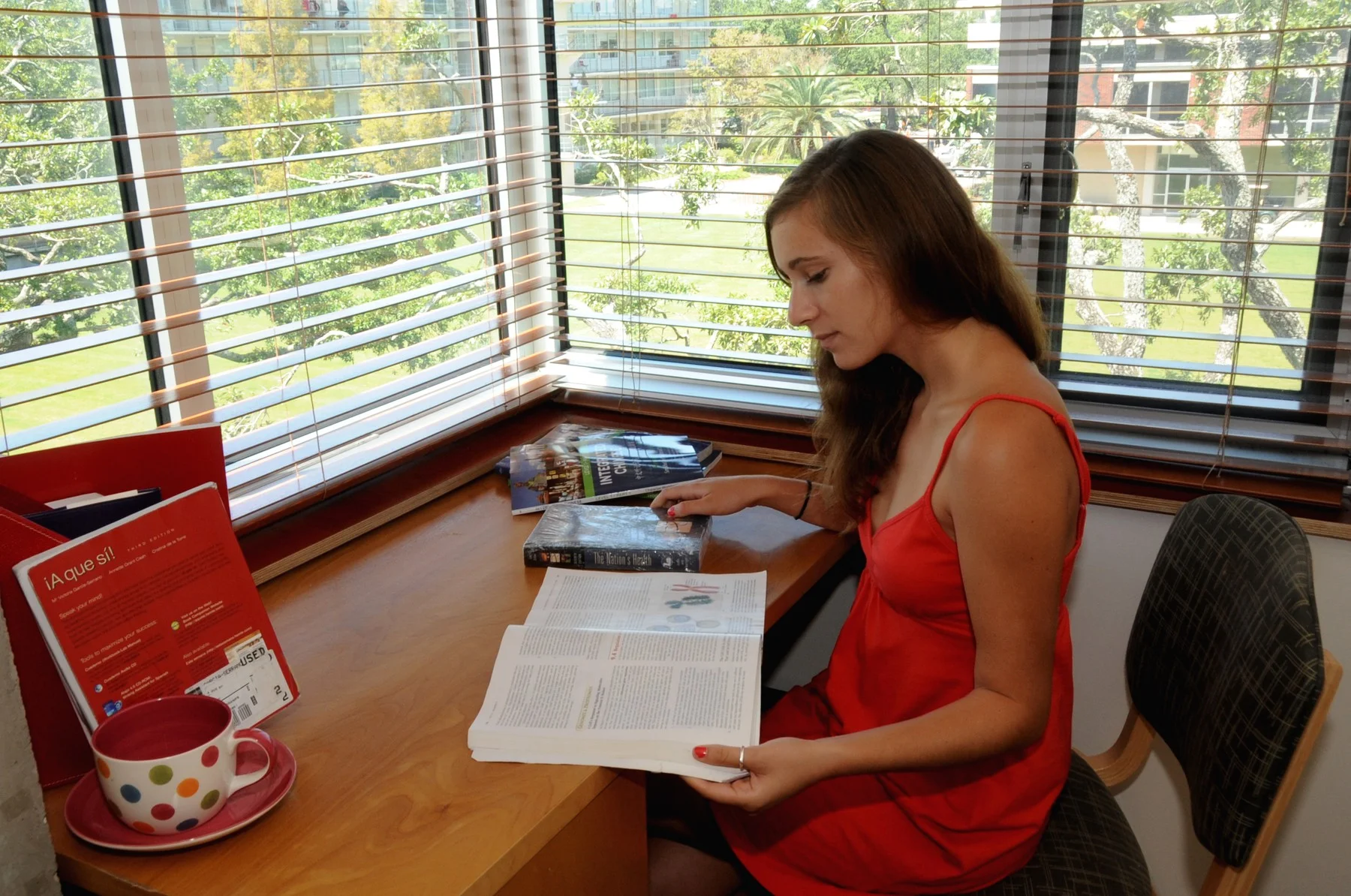 Estudante focado em ambiente de estudo silencioso lendo material didático
