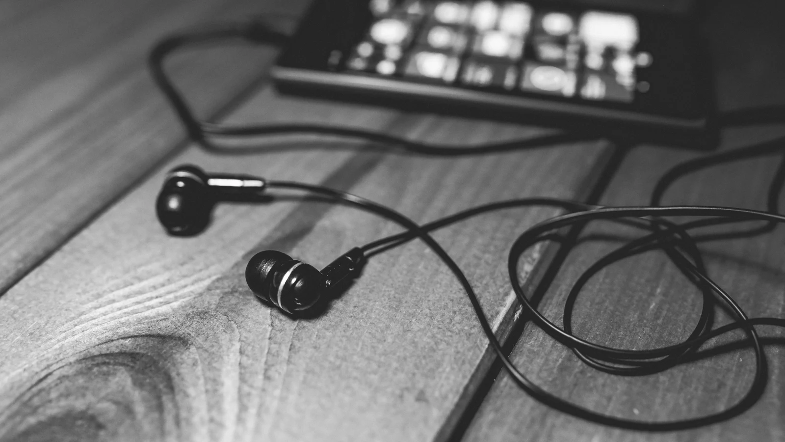 Mesa de estudos com fones de ouvido para ouvir aulas e áudios extraídos de vídeos