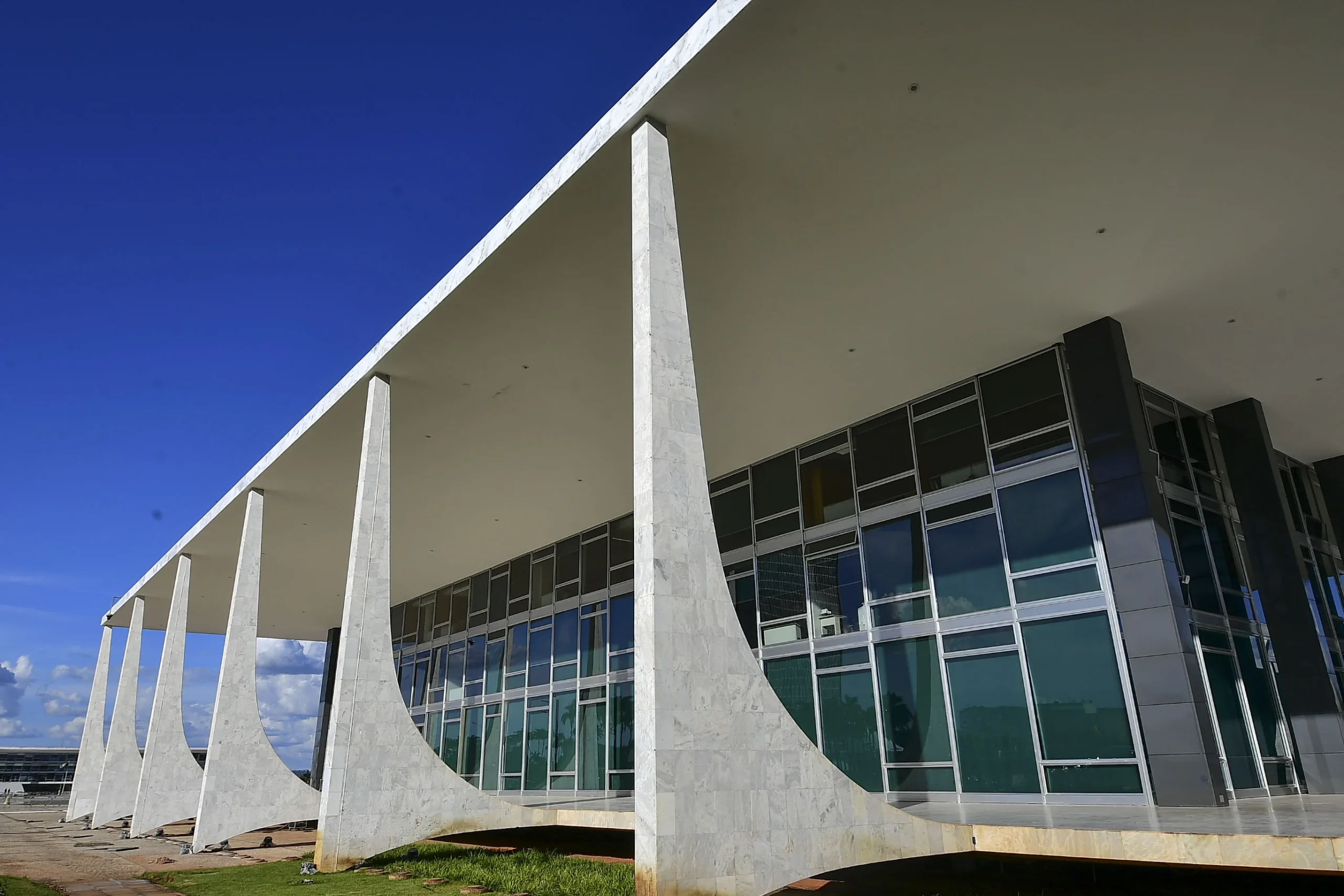 Fachada principal do Supremo Tribunal Federal STF em Brasília sob a luz do dia