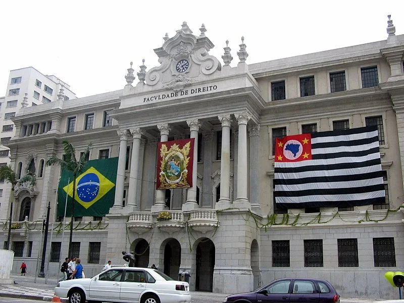 Pátio histórico e arcadas da Faculdade de Direito em São Paulo