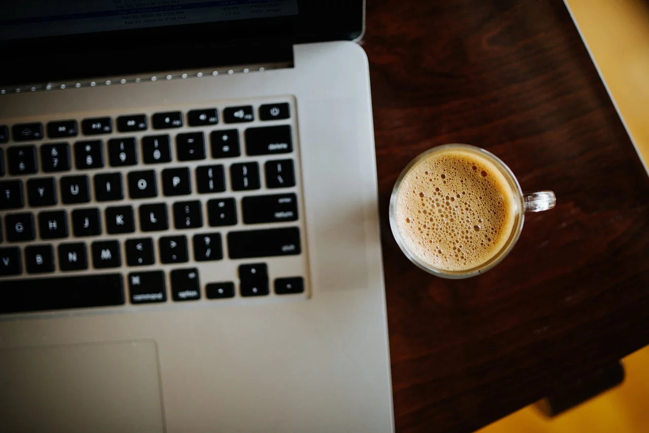 Laptop em ambiente de estudo configurado com ferramentas e softwares digitais para aprender inglês com filmes