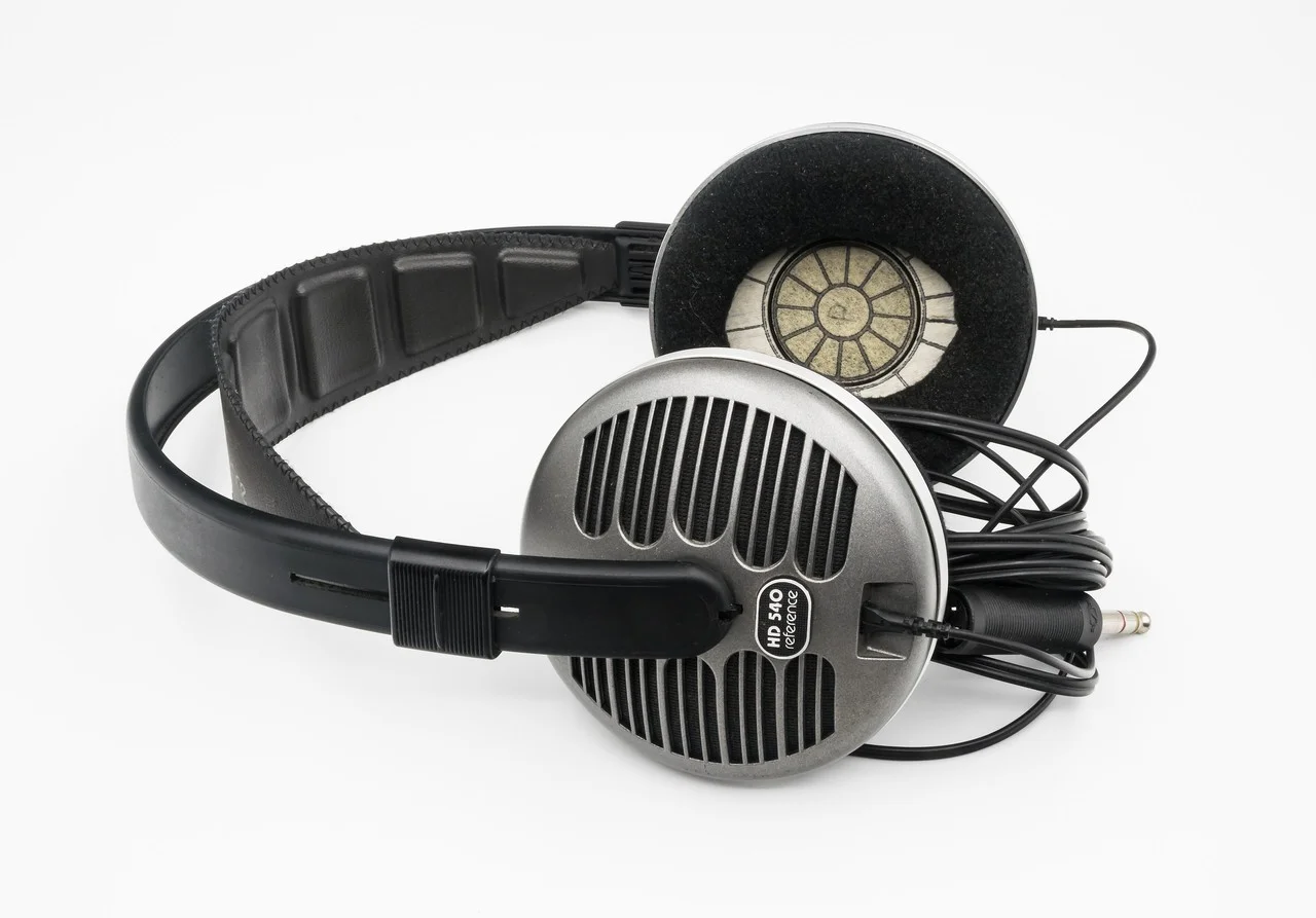 Fones de ouvido profissionais over-ear de alta fidelidade para percepção acústica de diálogos em inglês