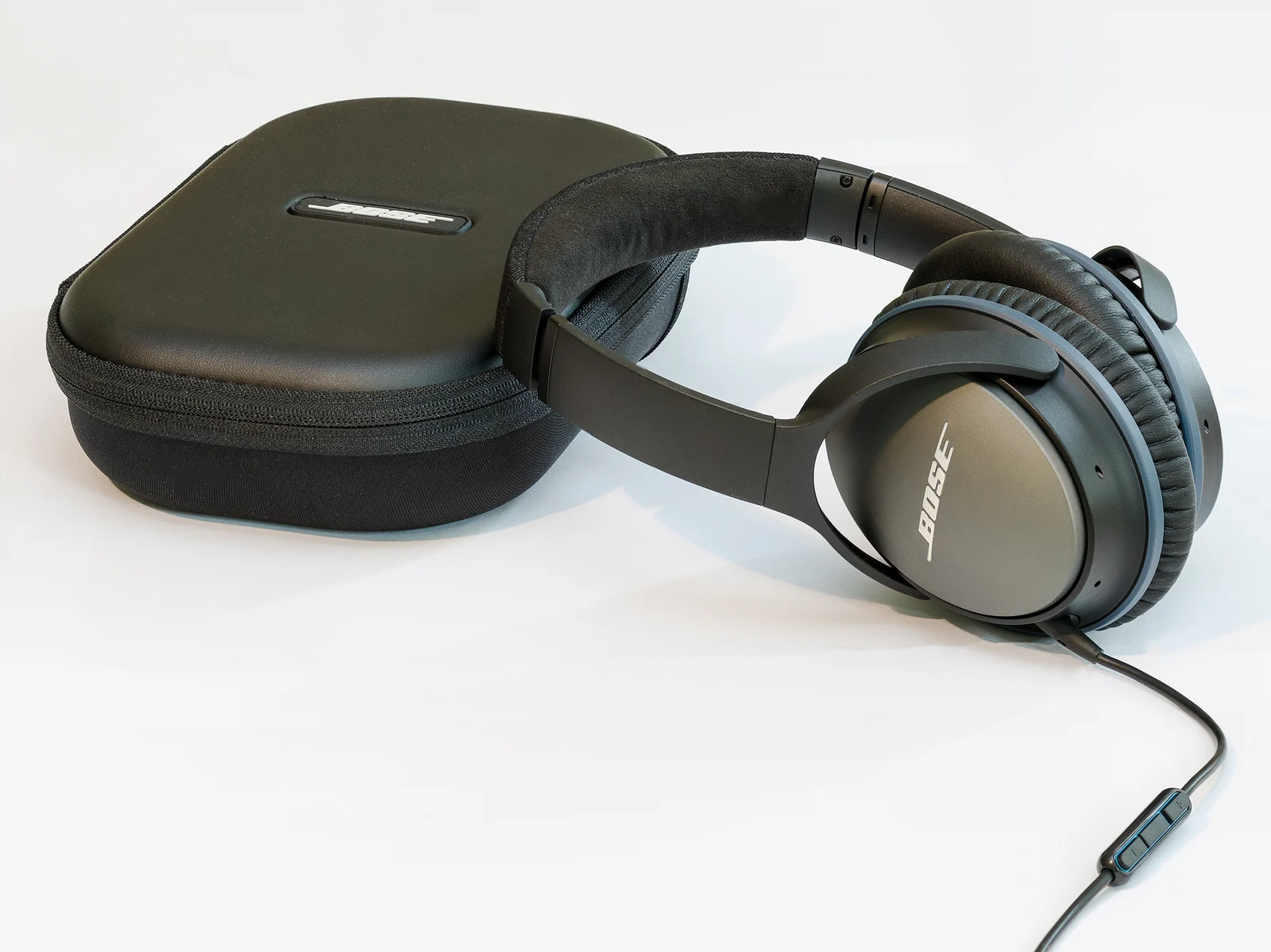 Fones de ouvido supra-auriculares com tecnologia de cancelamento ativo de ruído