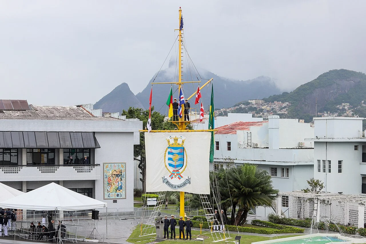 Aspirantes da Escola Naval alinhados em formatura militar no pátio da instituição