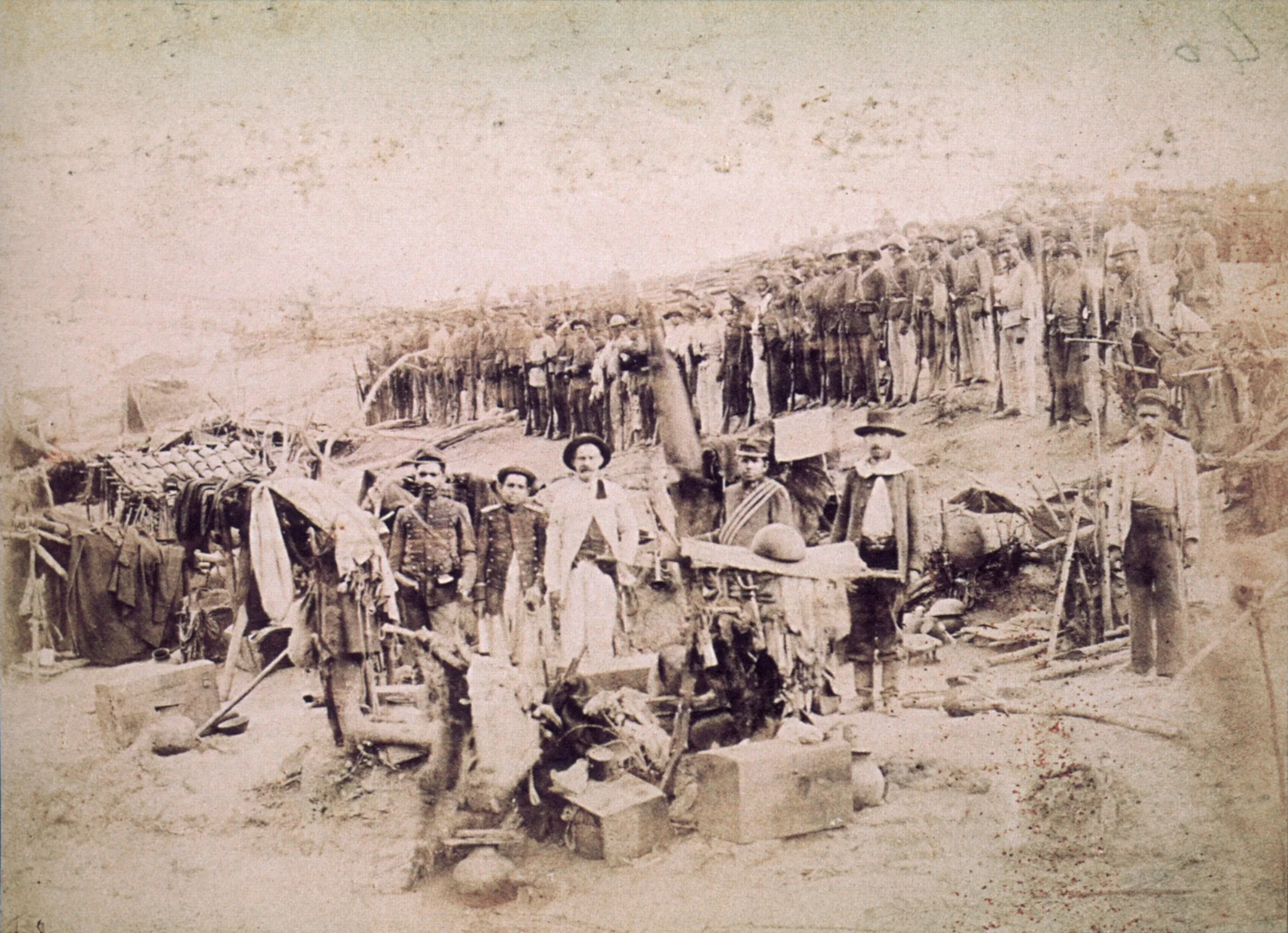 Batalhão de tropas militares perfiladas durante a campanha militar e policial na Guerra de Canudos em 1897