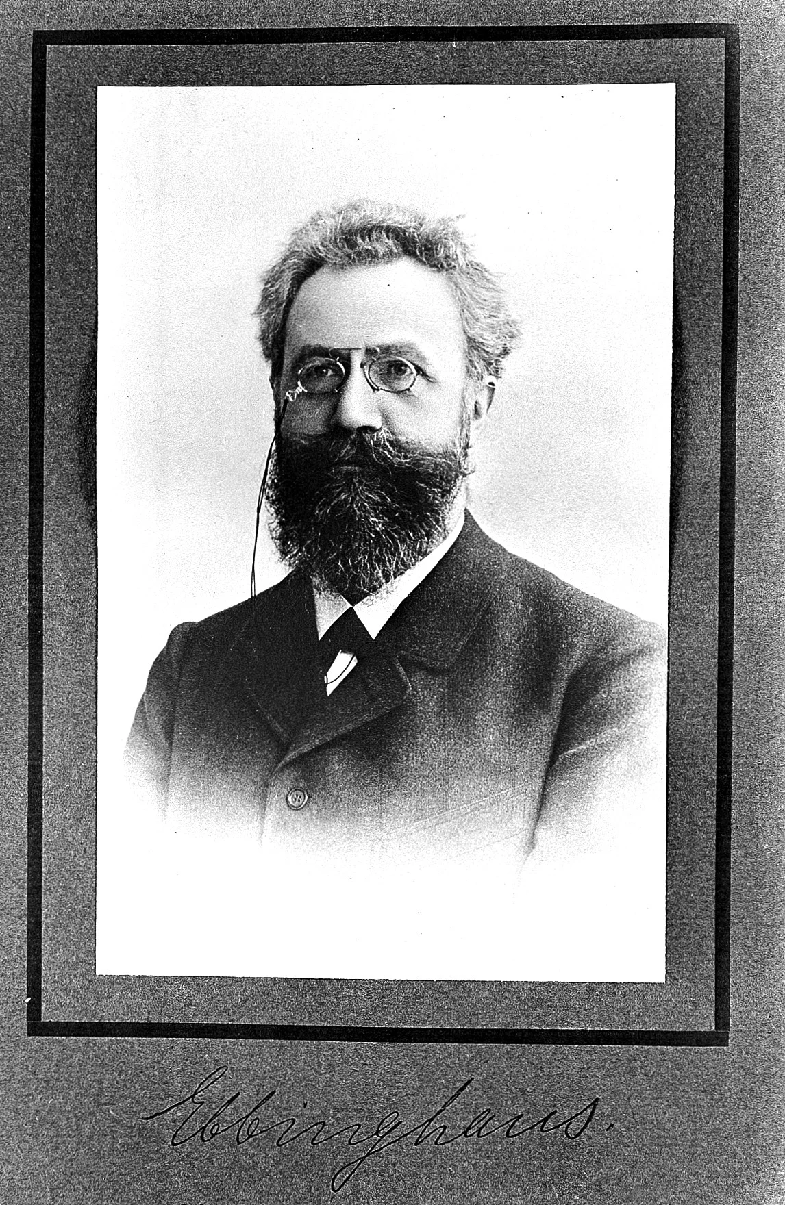Retrato fotográfico de época do psicólogo alemão Hermann Ebbinghaus