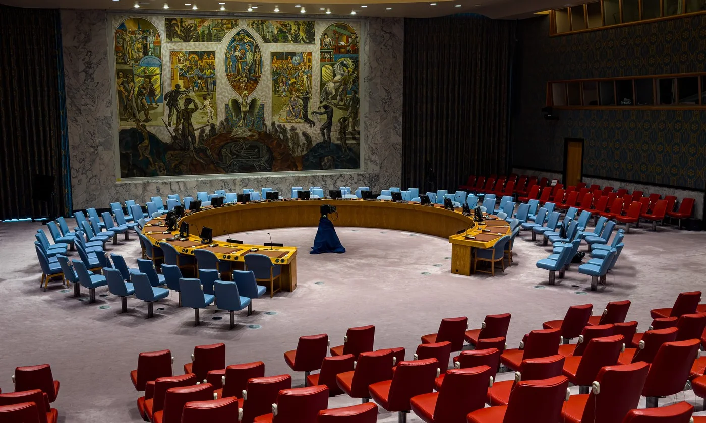 Câmara do Conselho de Segurança da ONU em Nova York ilustrando a diplomacia multilateral contemporânea