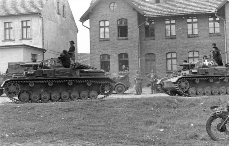 Blindados alemães Panzer avançando durante a invasão da Polônia em setembro de 1939 deflagrando a Segunda Guerra Mundial