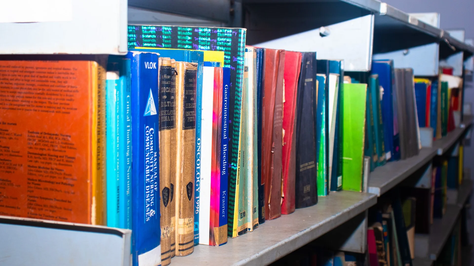 Estantes com livros jurídicos e legislação oficial para estudo de concurso público e alimentação de IA