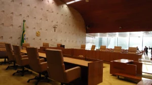 Leis Absurdas em Provas de Direito no Brasil