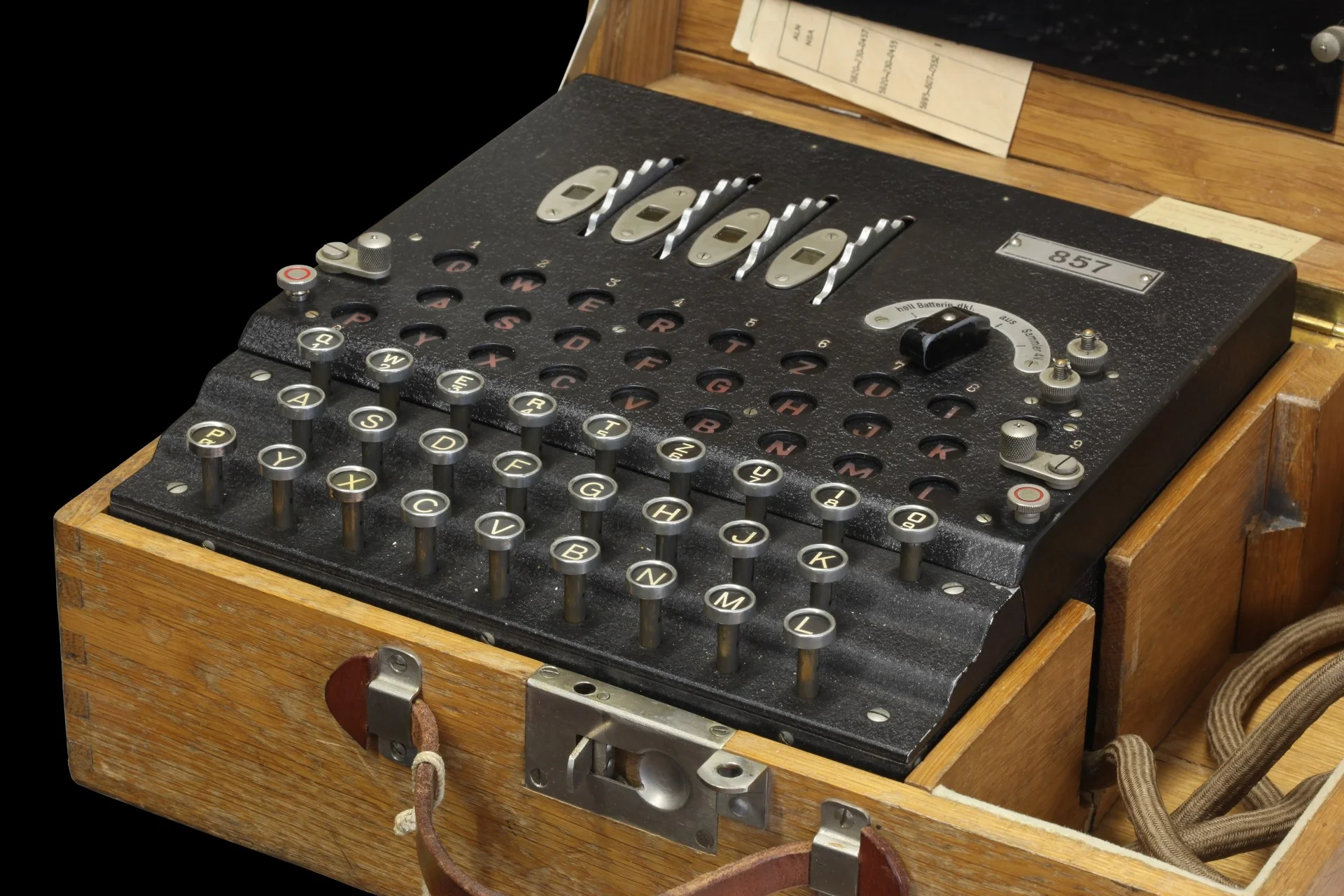 Visão frontal detalhada dos rotores e teclado mecânico da máquina Enigma