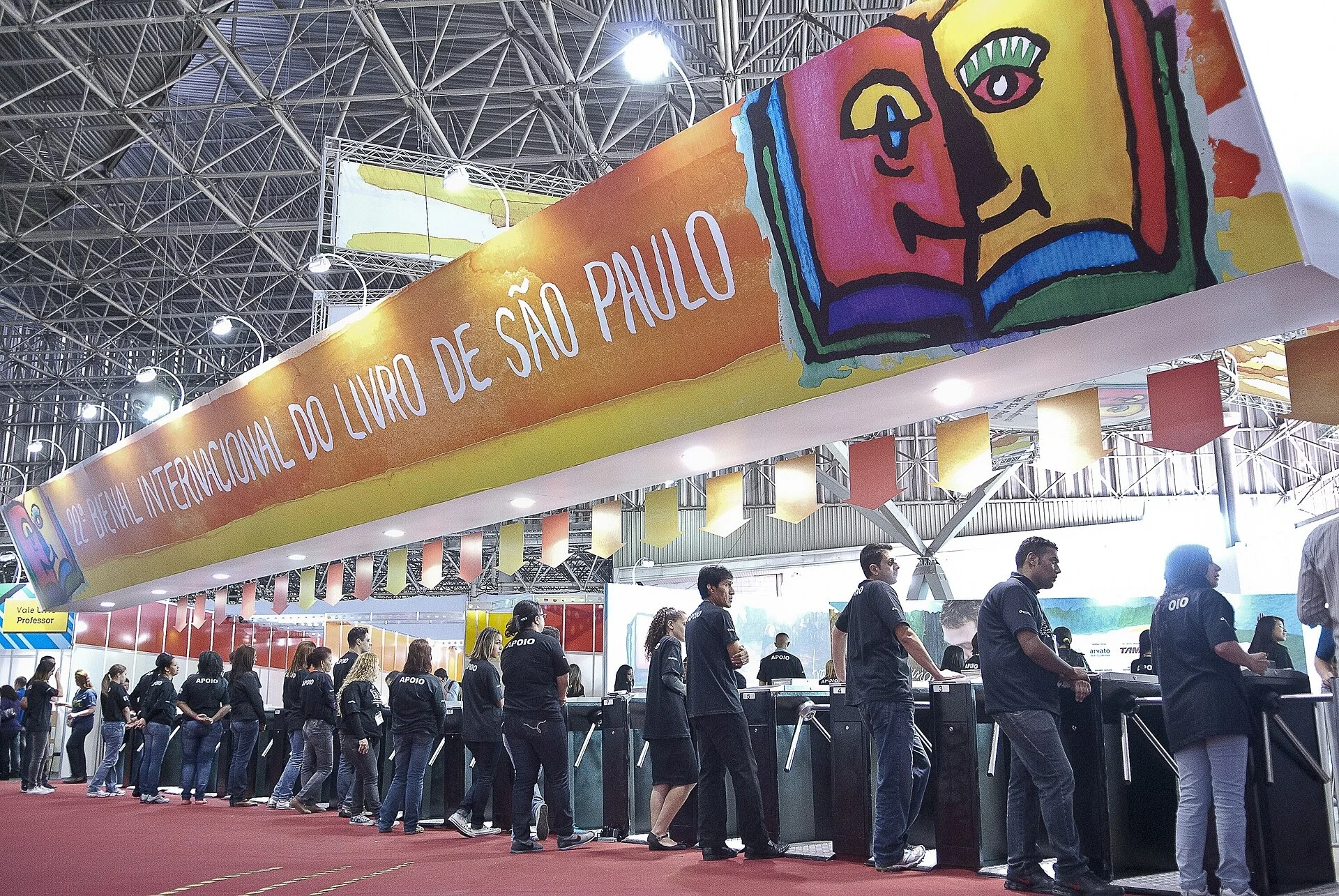 Grande público e movimentação no mercado editorial durante a Bienal Internacional do Livro, mostrando como viver de livros