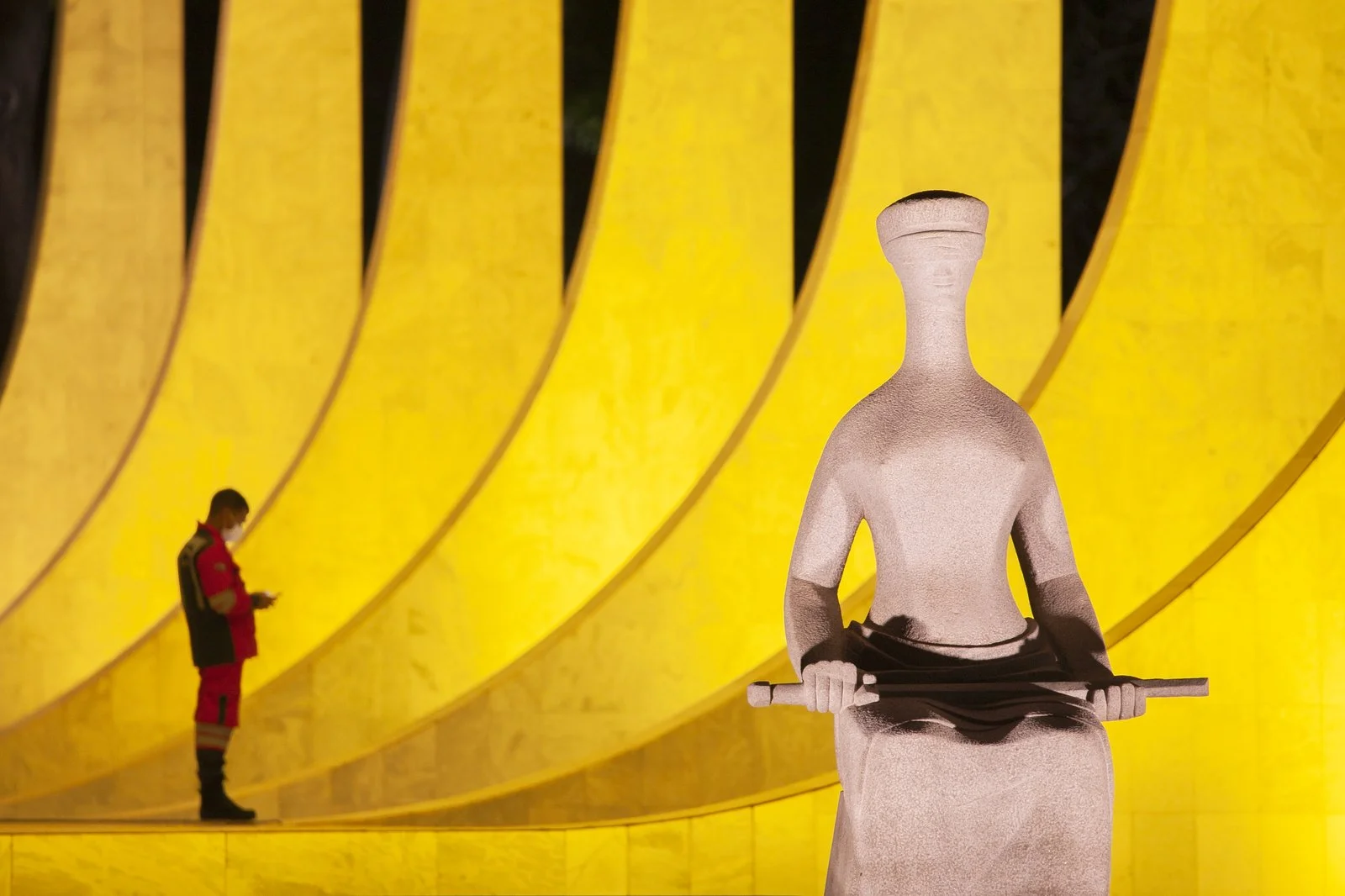 Escultura da Justiça em Brasília simbolizando as garantias constitucionais e o direito à posse