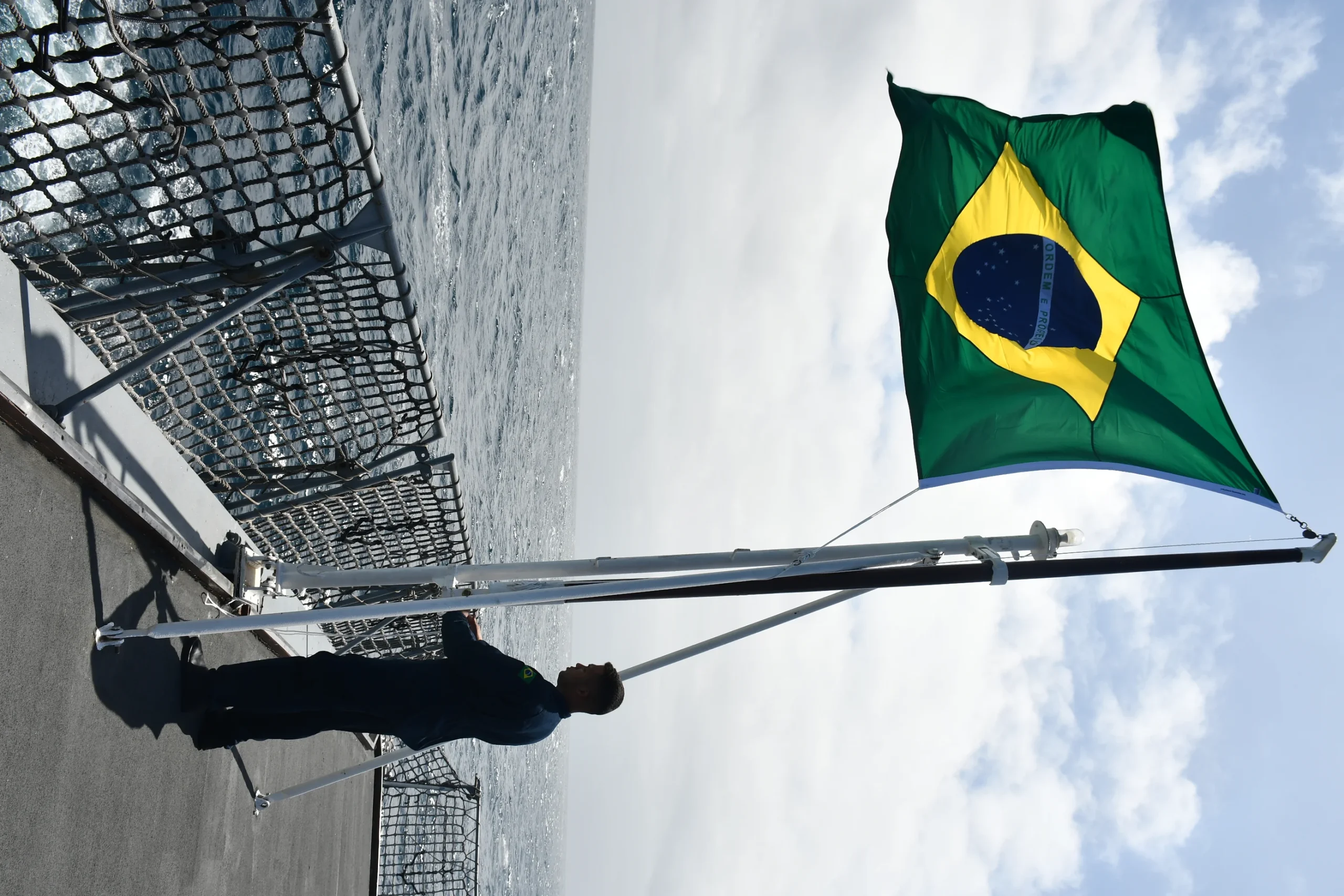 Cerimônia solene de hasteamento da bandeira nacional a bordo do Navio-Escola Brasil U27