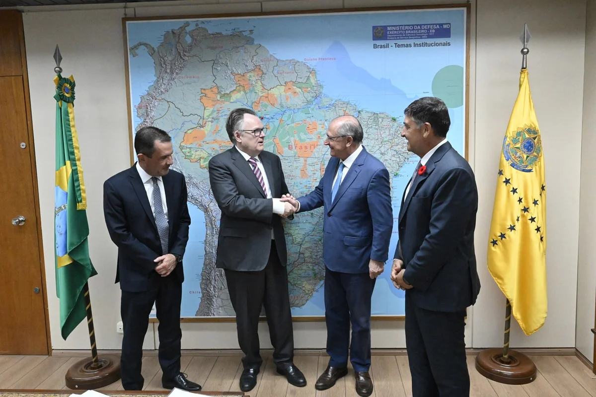 Diplomatas e autoridades governamentais em reunião bilateral e negociações estratégicas
