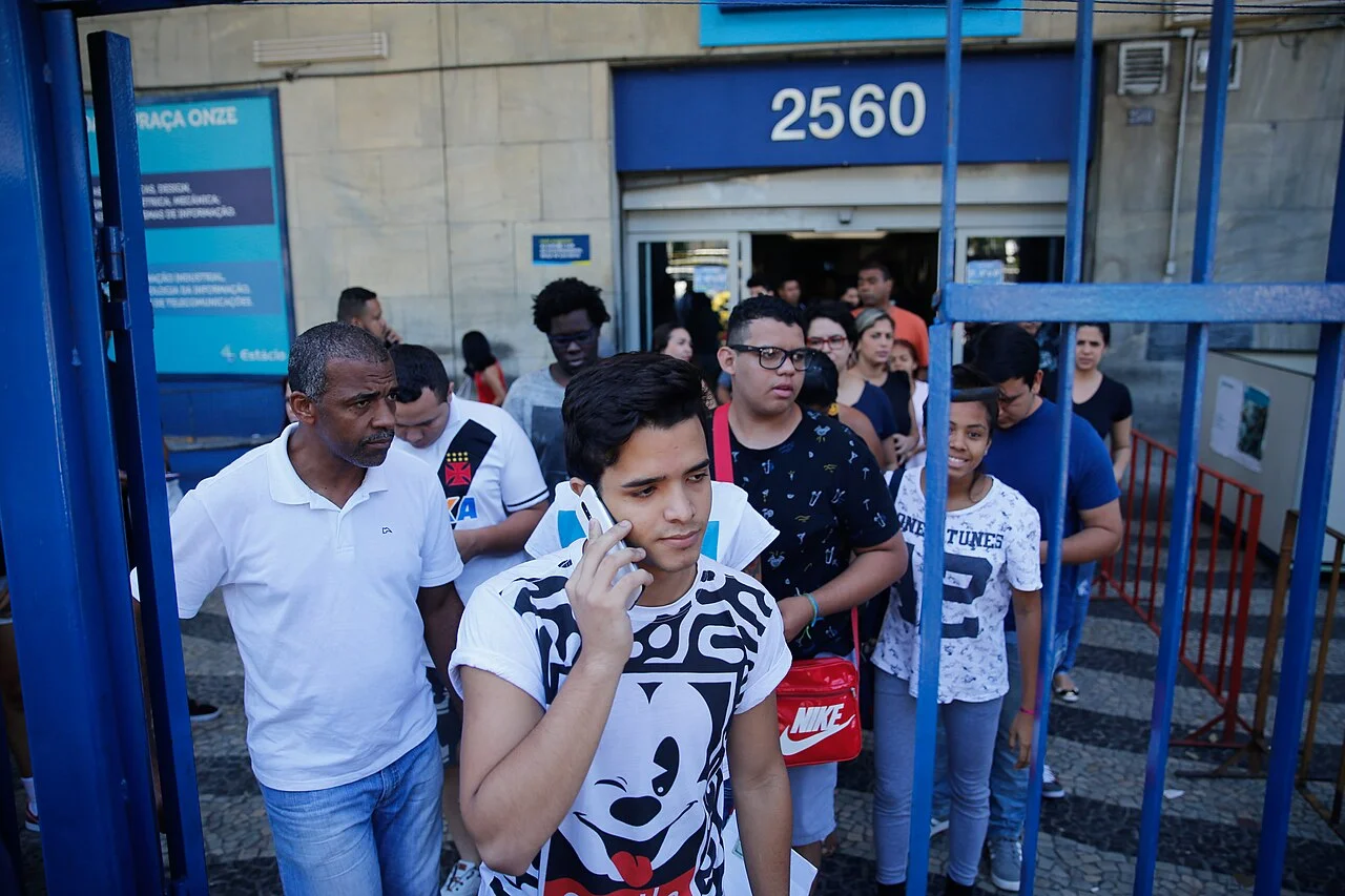 Candidatos conquistando aprovação em concursos de nível médio