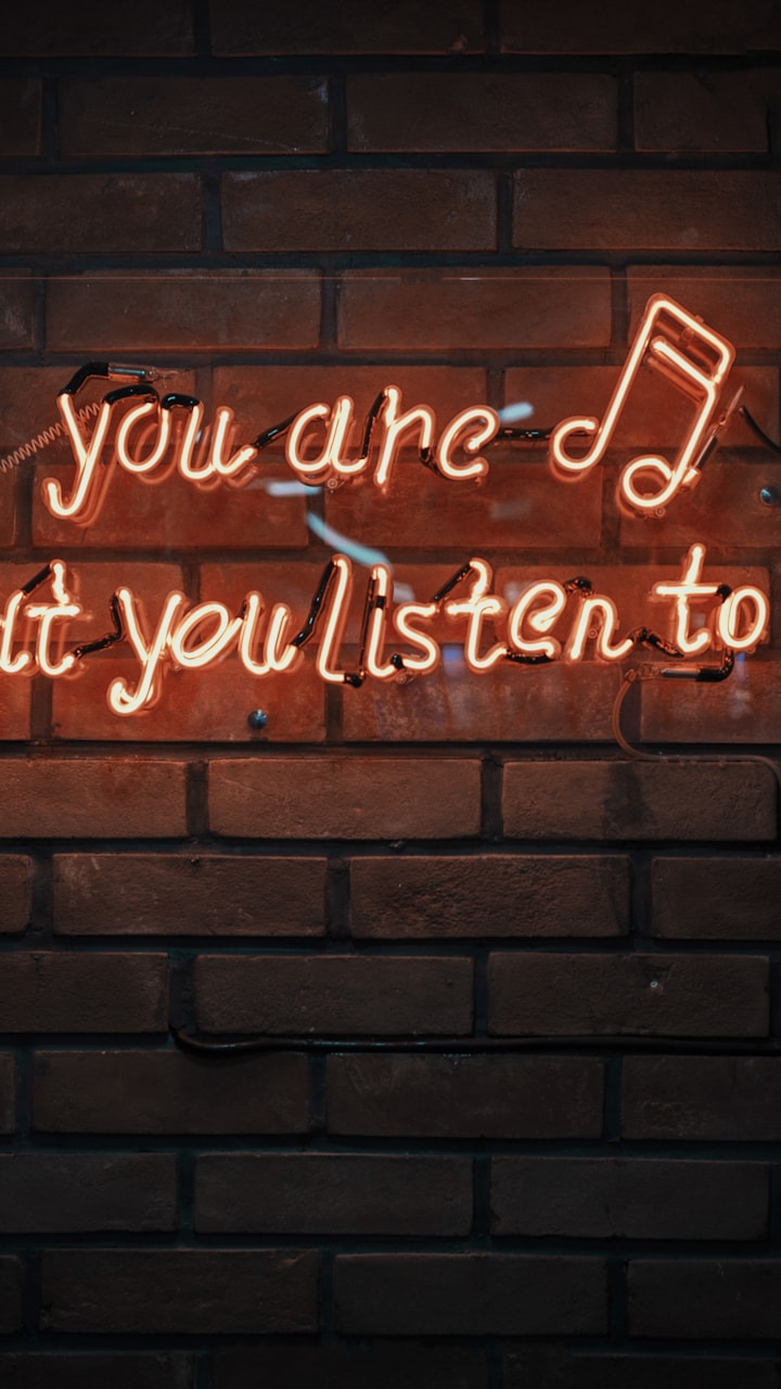 Estudante com fones ouvindo resumo em podcast para como estudar usando o notebooklm