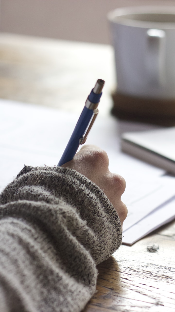 Estudante elaborando anotações e flashcards para como estudar usando o notebooklm