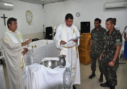 Padres e oficiais capelães militares do Exército Brasileiro fardados em solenidade oficial