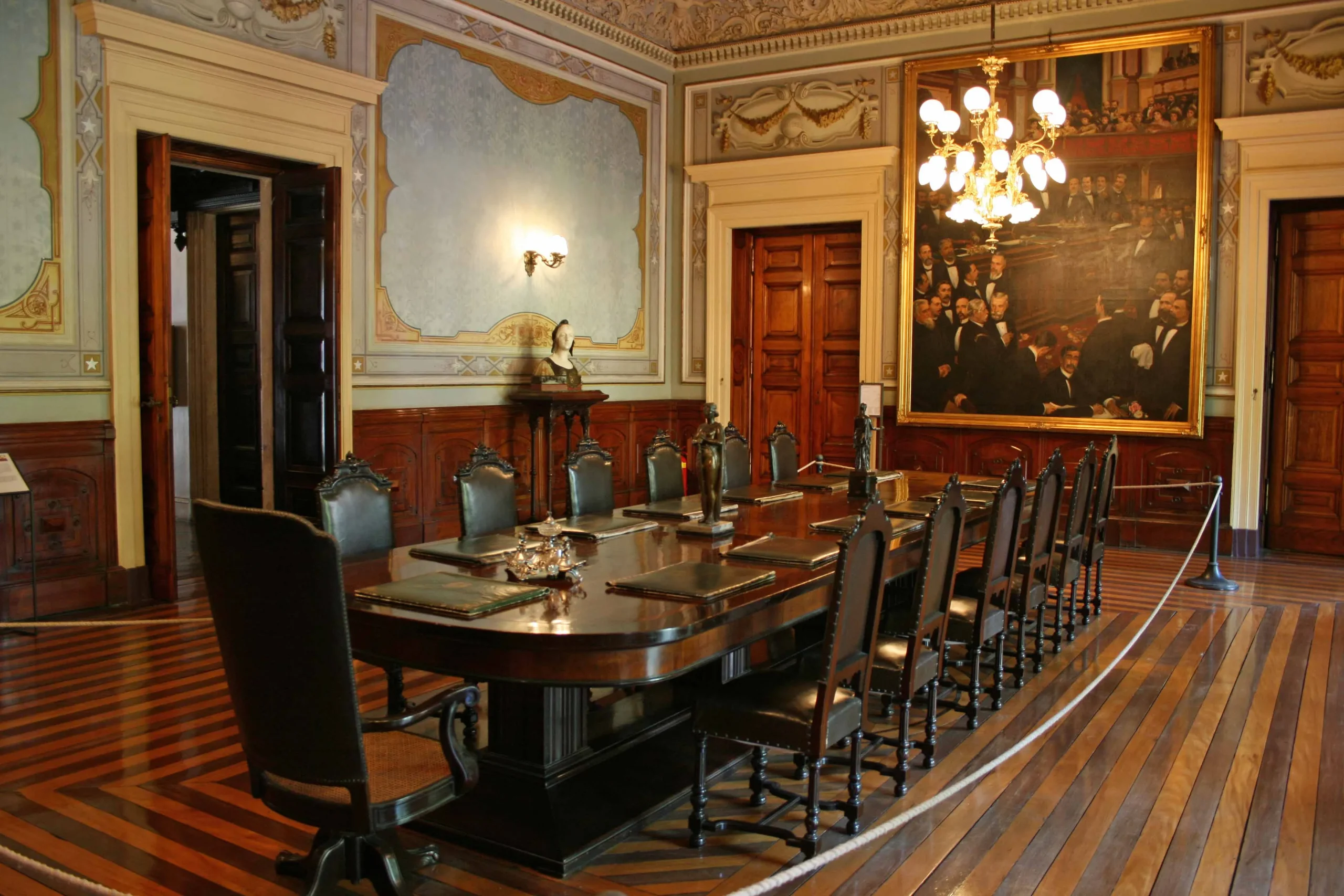 Salão ministerial de época no Palácio do Catete com ampla mesa de madeira nobre e ambiente histórico preservado