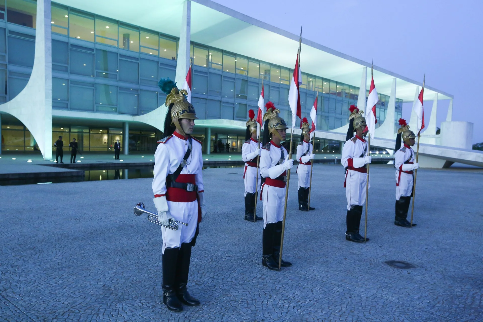 Fachada iluminada do Palácio do Planalto em Brasília
