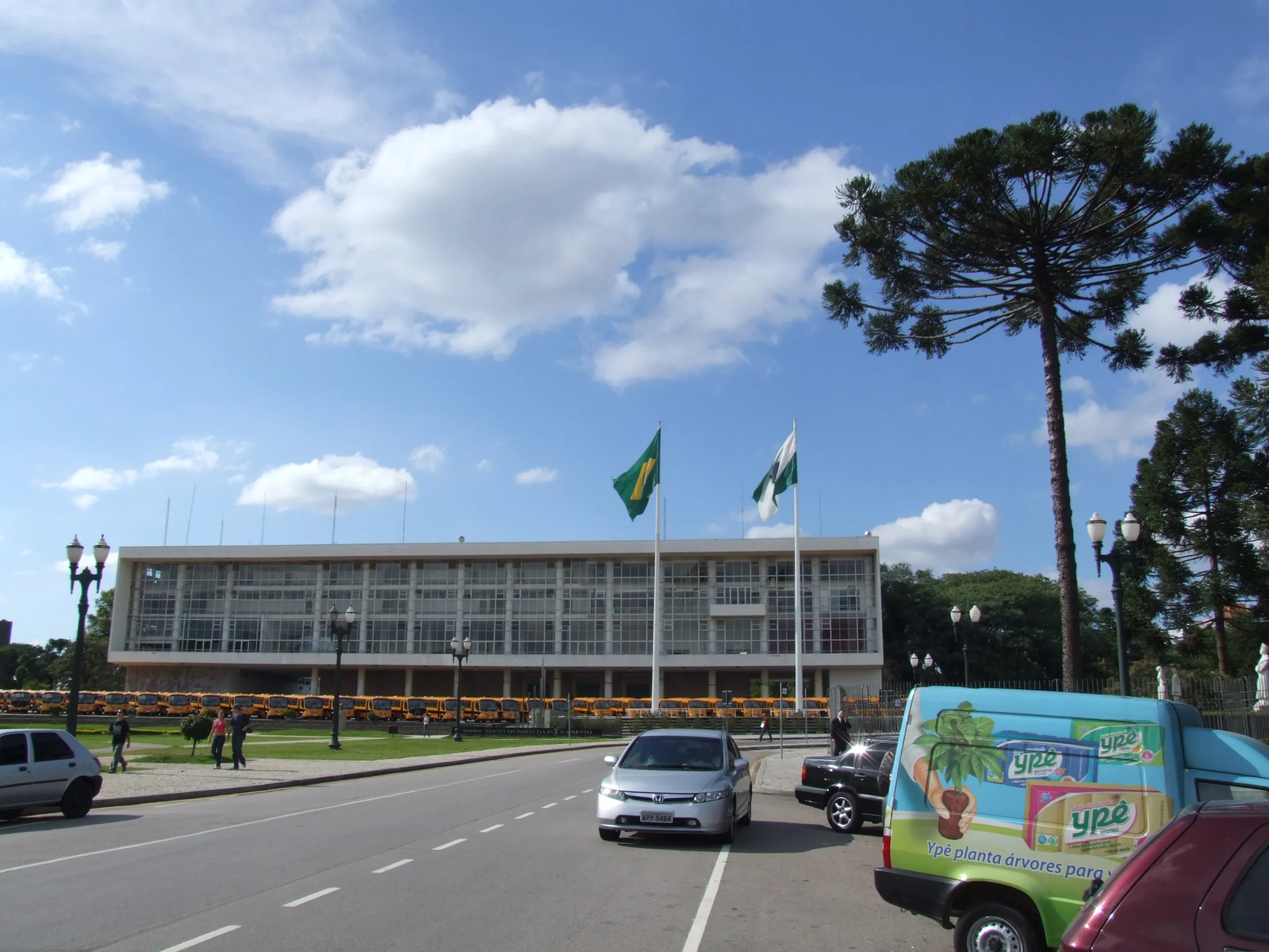 Edifício imponente do Palácio Iguaçu, sede do Poder Executivo do Paraná em Curitiba