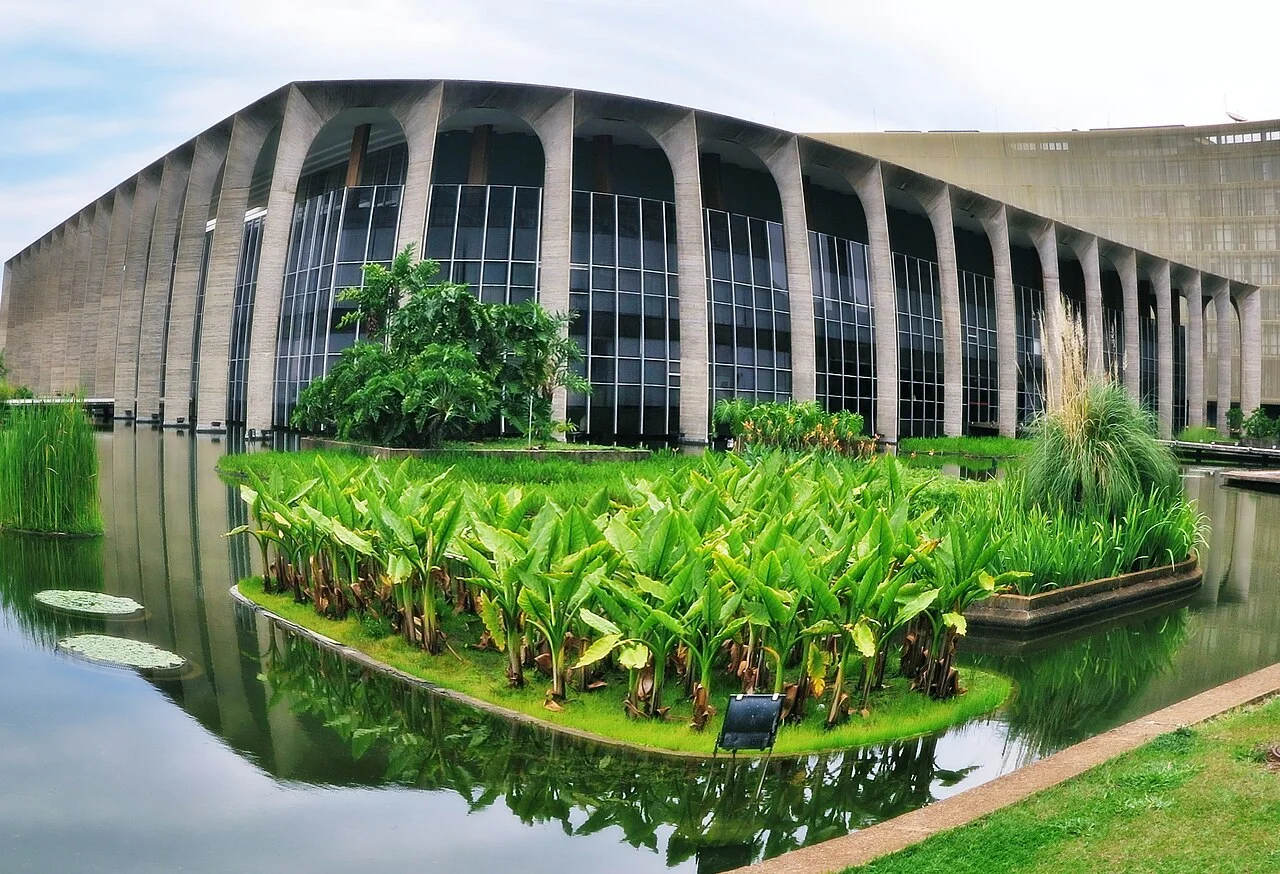 Fachada do Palácio do Itamaraty em Brasília com espelho d água e arcos modernistas.