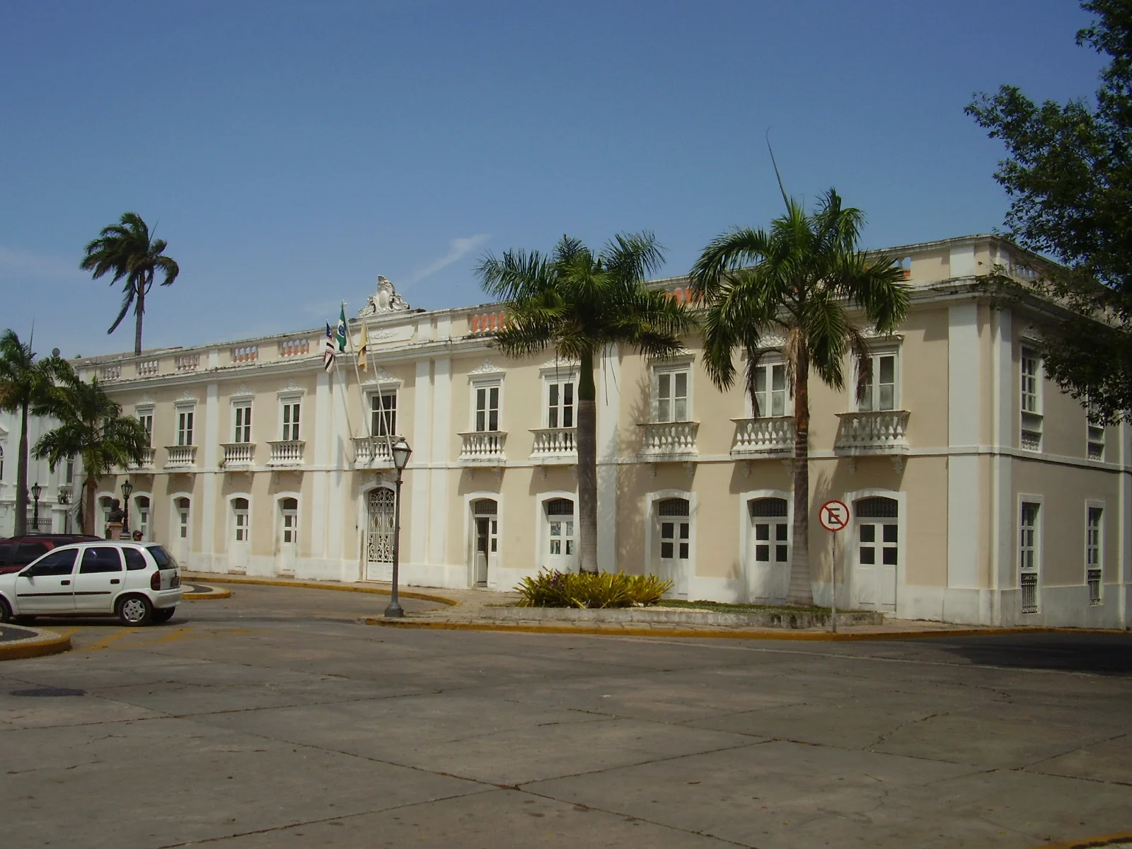 Edifício histórico e palmeiras no centro histórico de São Luís do Maranhão