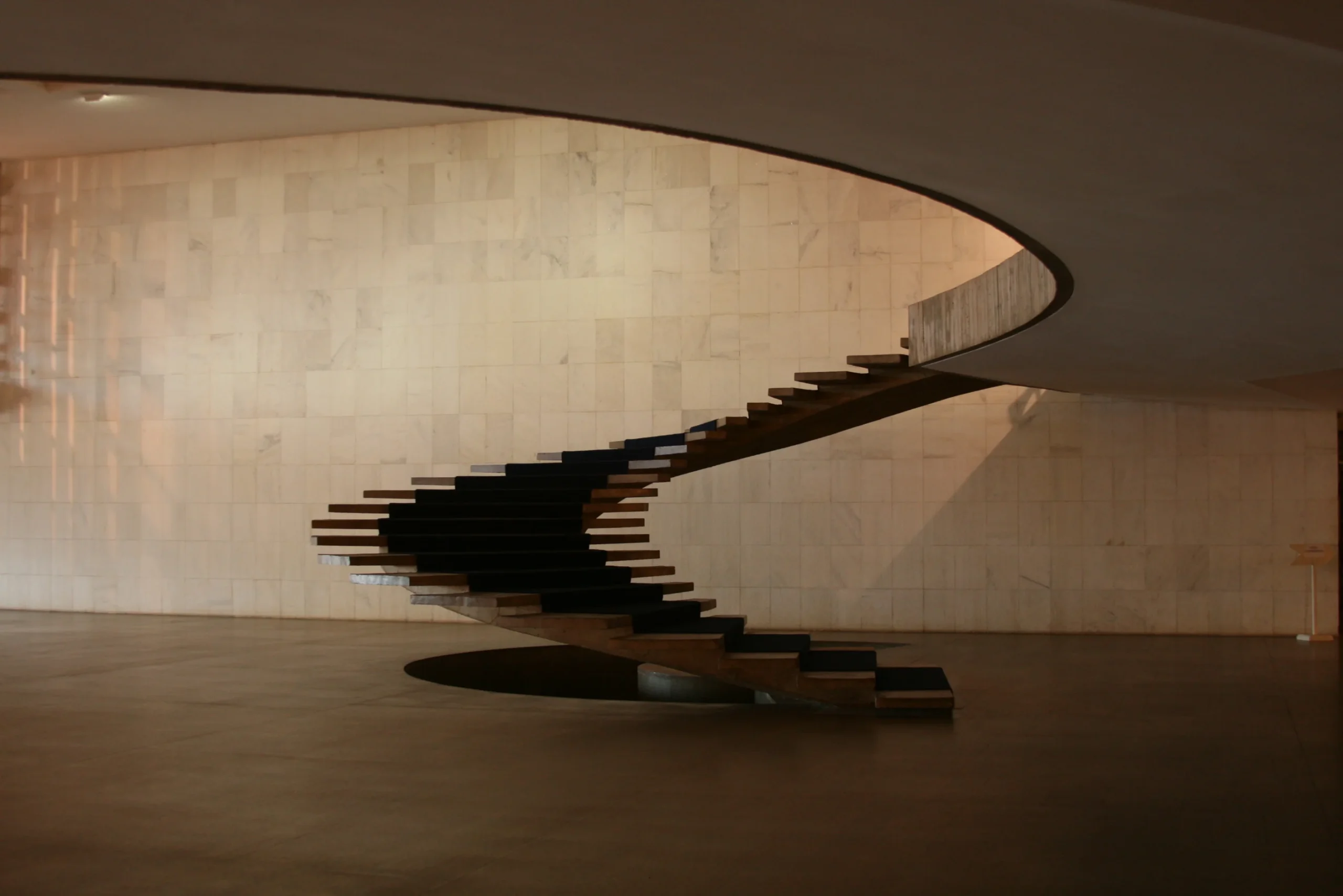 Escada helicoidal no interior do Palácio Itamaraty em Brasília, símbolo arquitetônico da diplomacia brasileira