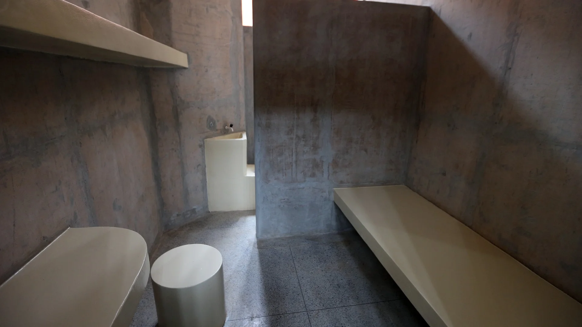 Estrutura arquitetônica de contenção e vigilância interna do Sistema Penitenciário Federal