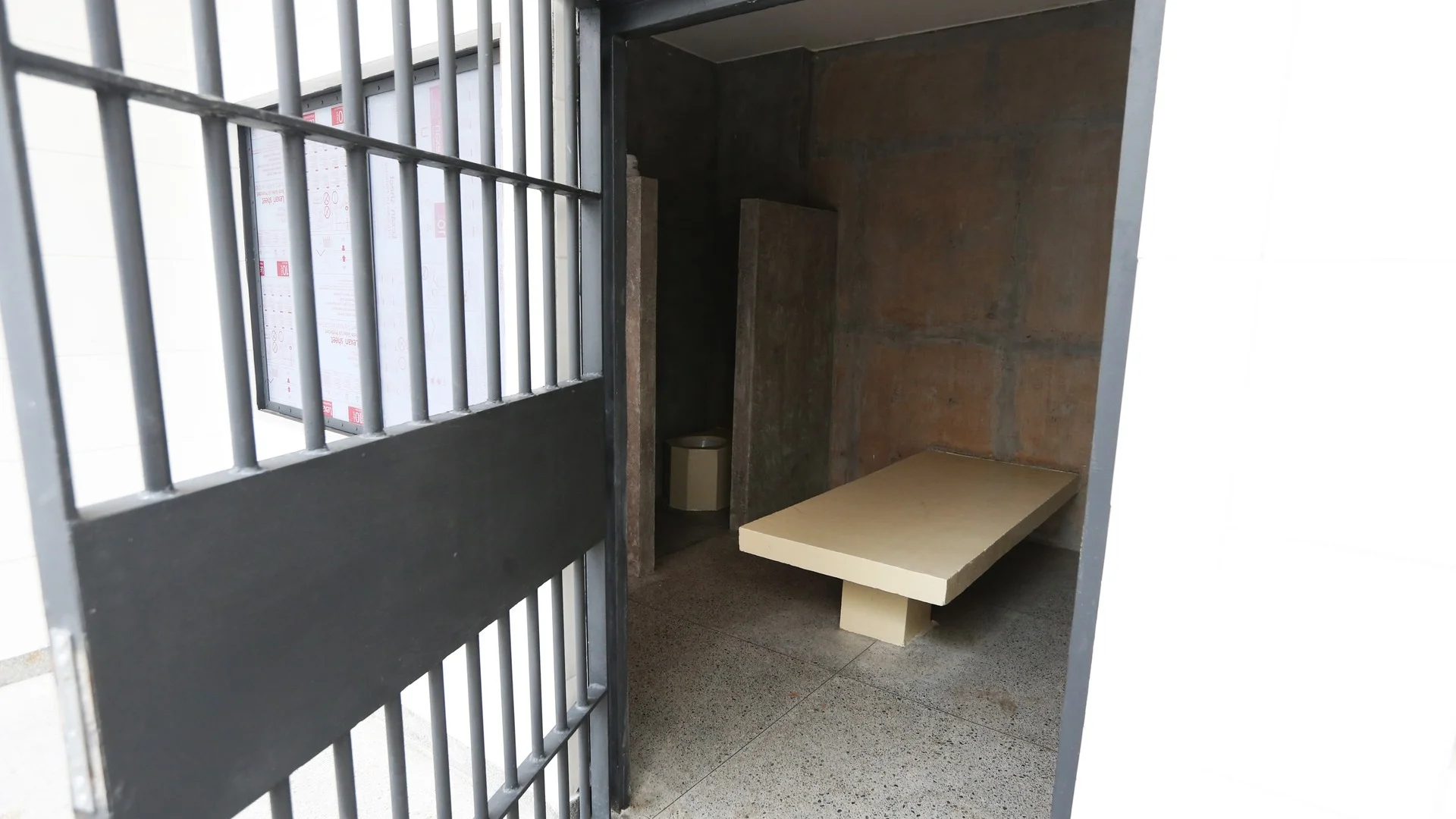 Torre de observação armada e cerca perimetral eletrificada de penitenciária federal operada pela Polícia Penal Federal