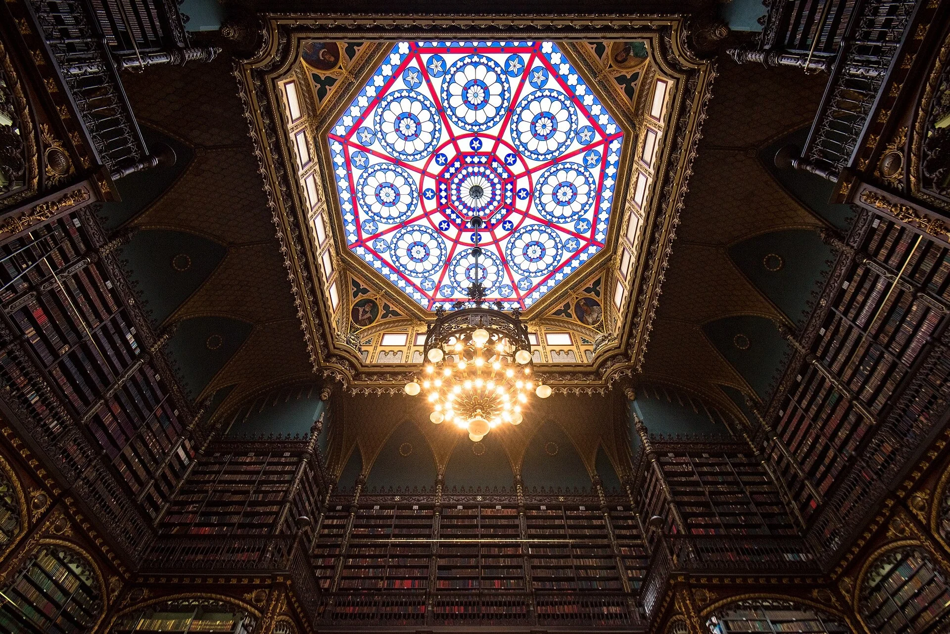 Acervo monumental de biblioteca histórica, simbolizando a pesquisa e a construção de repertório para o escritor