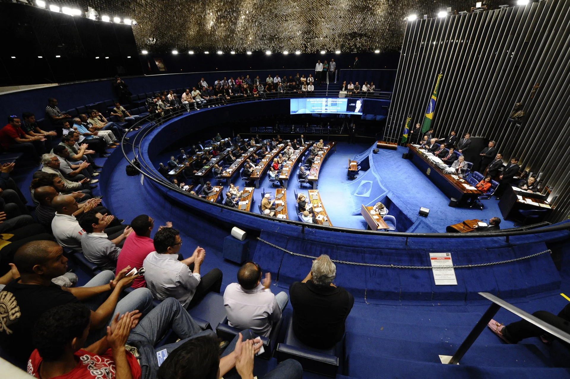Plenário do Congresso Nacional durante deliberação sobre plano de carreiras e orçamento público