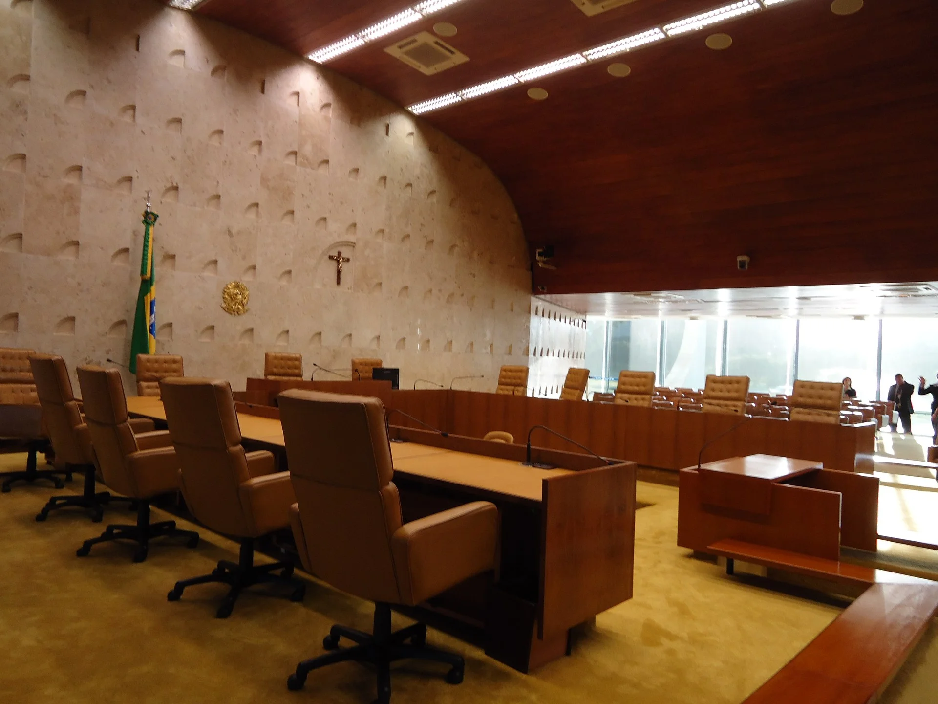 Plenário do Supremo Tribunal Federal com bancadas e cadeiras dos ministros