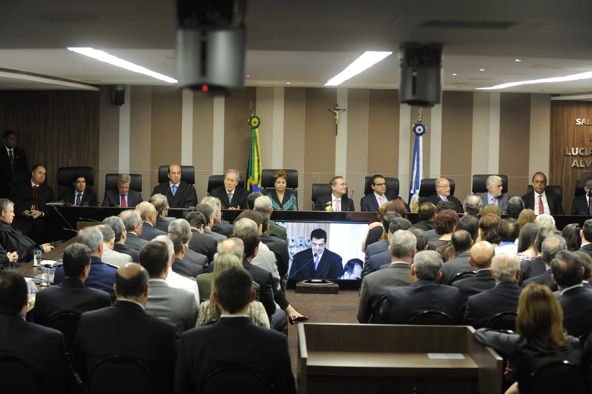 Plenário solene de Tribunal de Contas com conselheiros e auditores em julgamento de contas públicas