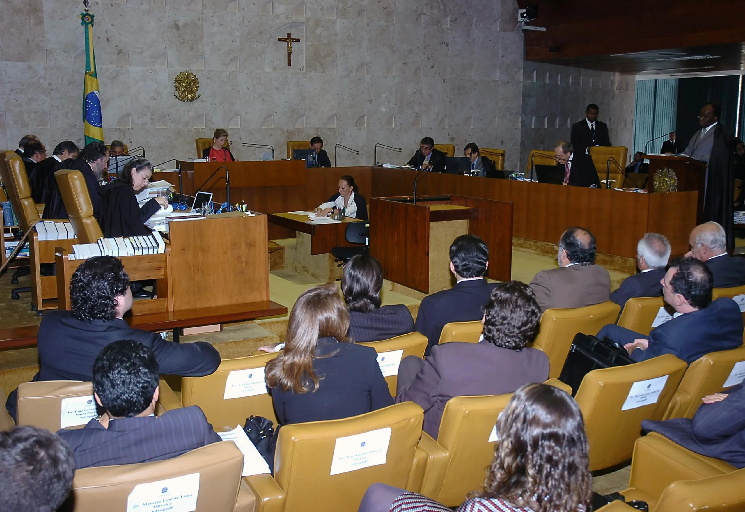 Plenário do tribunal superior durante sessão de julgamento de recursos e teses de repercussão geral