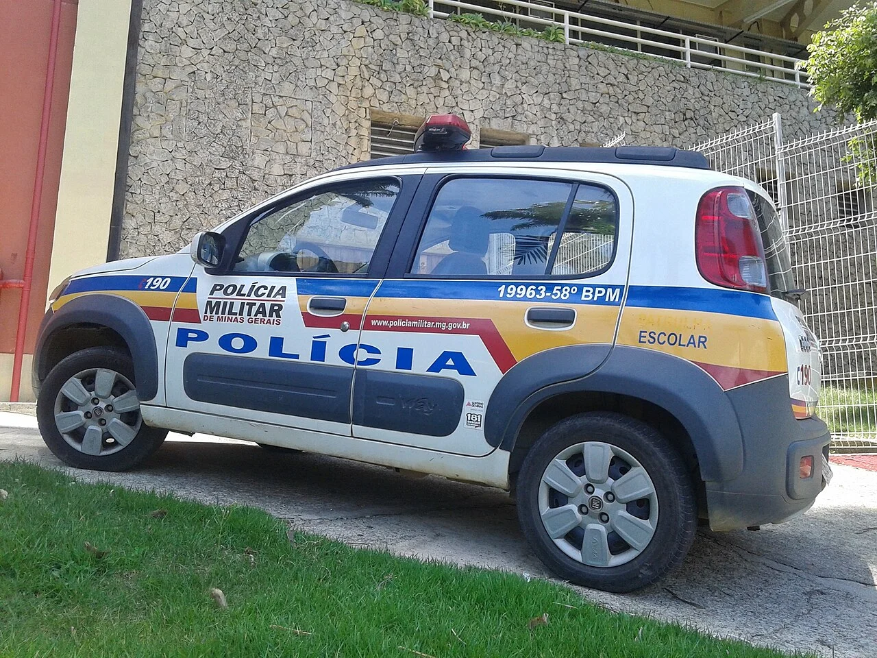 Viatura da Polícia Militar de Minas Gerais, corporação com histórico de aceitação de curso sequencial para praças