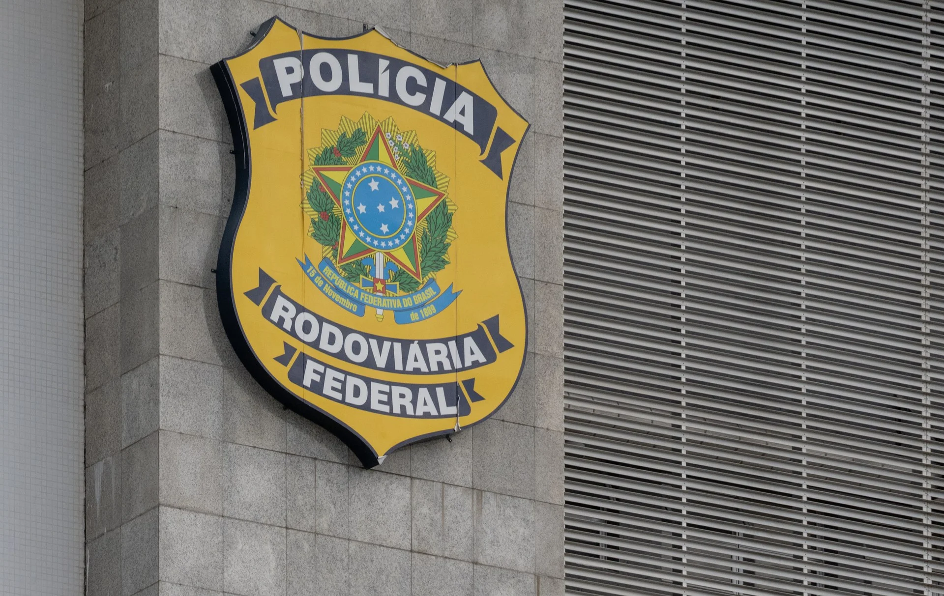 Viatura oficial da Polícia Rodoviária Federal em rodovia brasileira