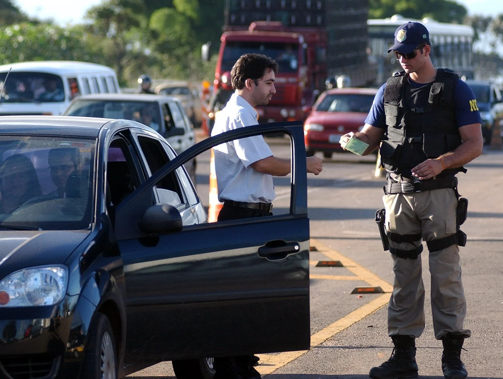 Policiais em serviço operacional representando o rigor ético das carreiras de segurança pública
