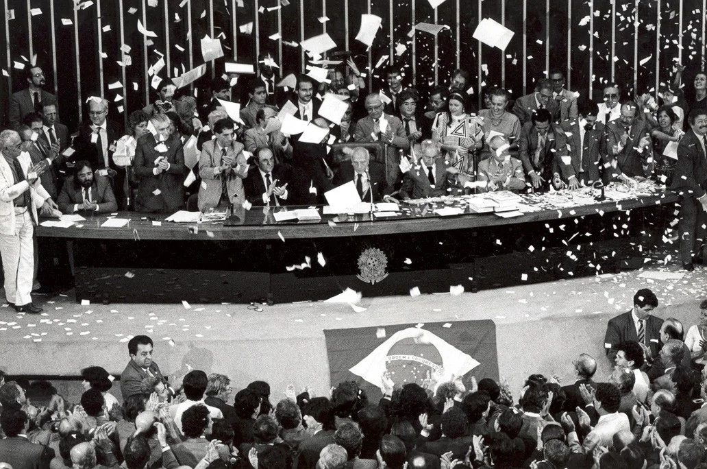 Ulysses Guimarães erguendo o texto da Constituição Federal de 1988 no Congresso Nacional, marco que tornou o concurso público universal e obrigatório