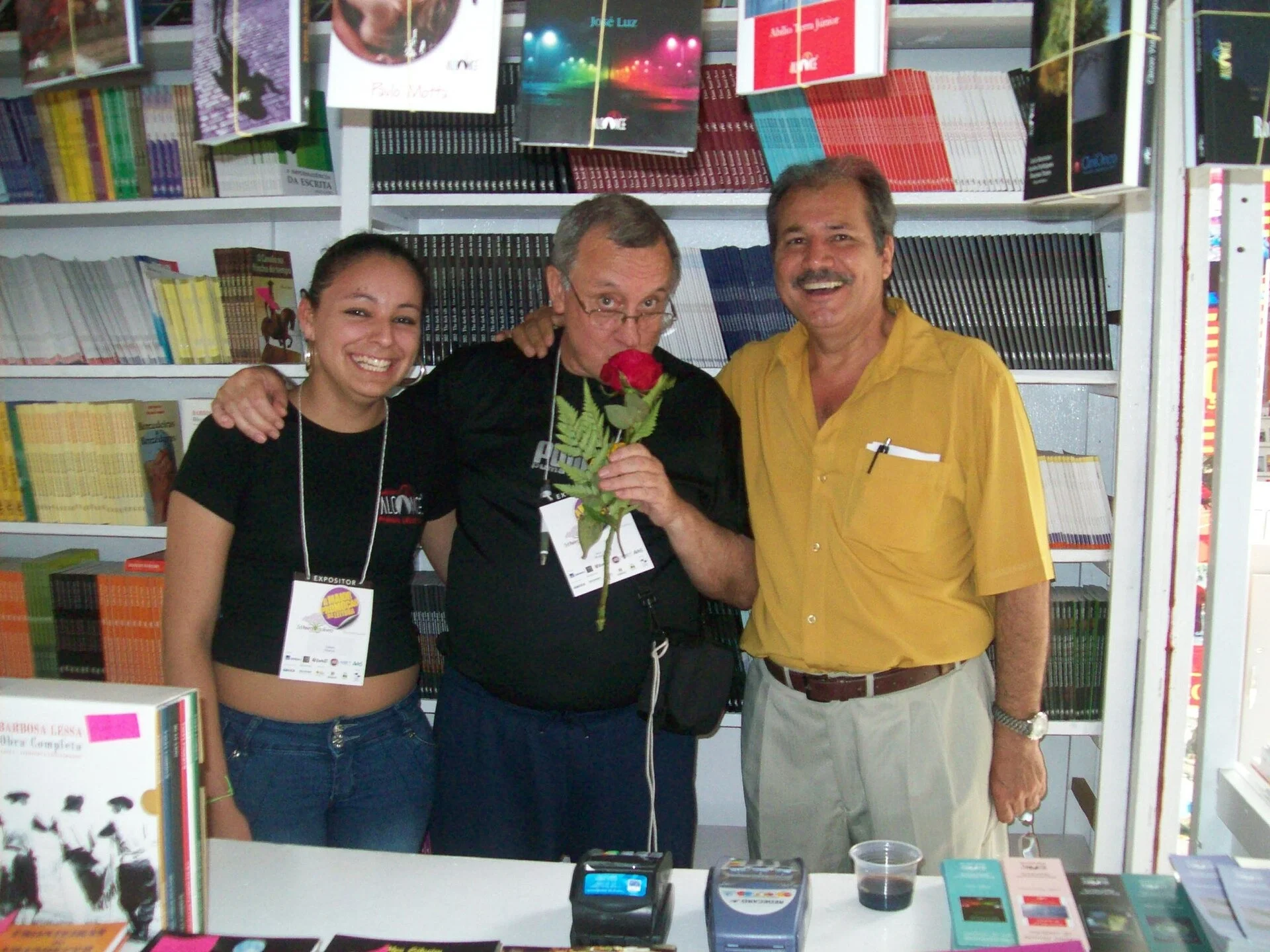 Estande de editora independente e leitores escolhendo obras na Feira do Livro de Porto Alegre