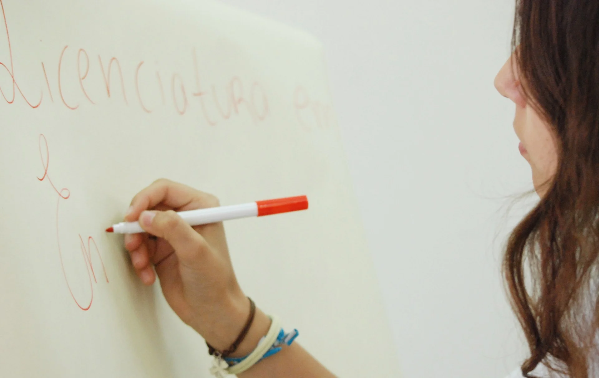 Quadro branco de sala de estudos com anotações e esquemas didáticos