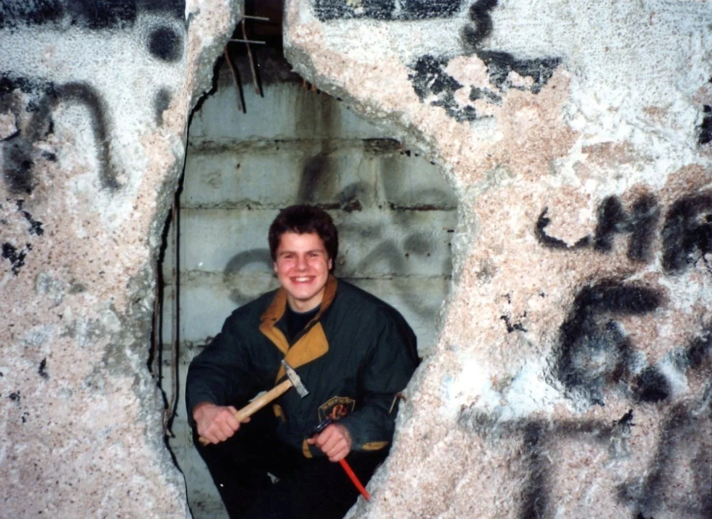 Cidadãos derrubando partes do Muro de Berlim em novembro de 1989, simbolizando o fim da Guerra Fria