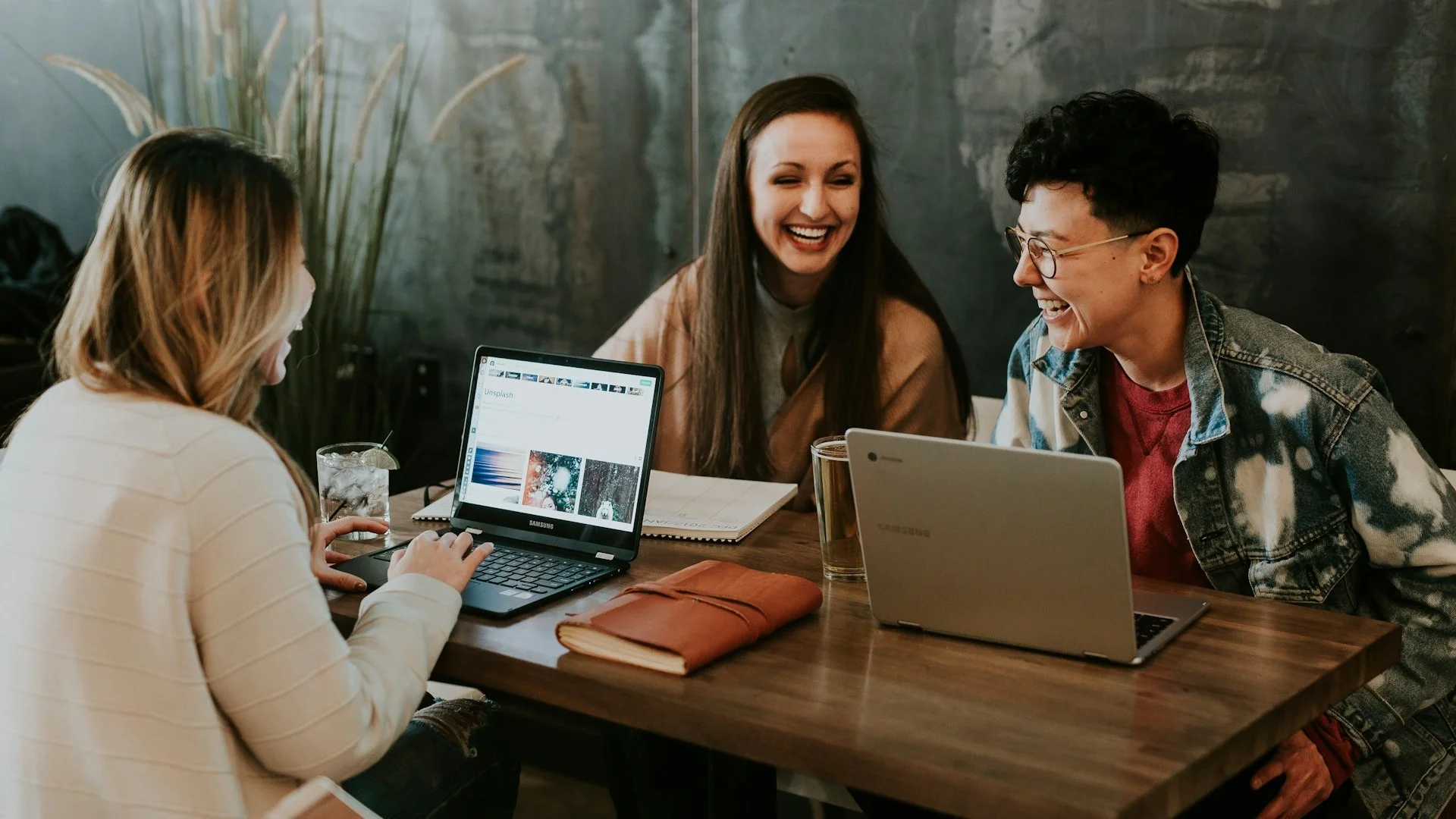 Estudantes aplicando métodos de estudo ativo e resumos automatizados com IA