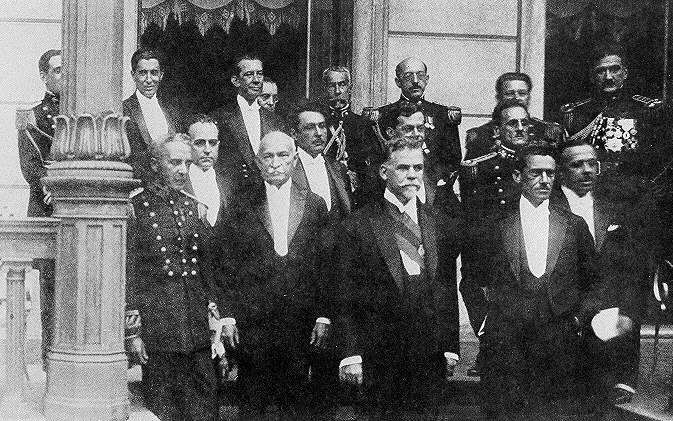 Fotografia histórica de 1926 com o presidente Washington Luís e seus ministros em trajes formais na época do compadrio