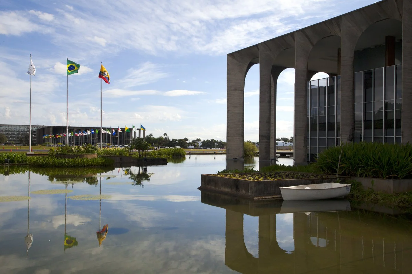 Delegação diplomática em mesa de negociação de acordos bilaterais no Palácio Itamaraty