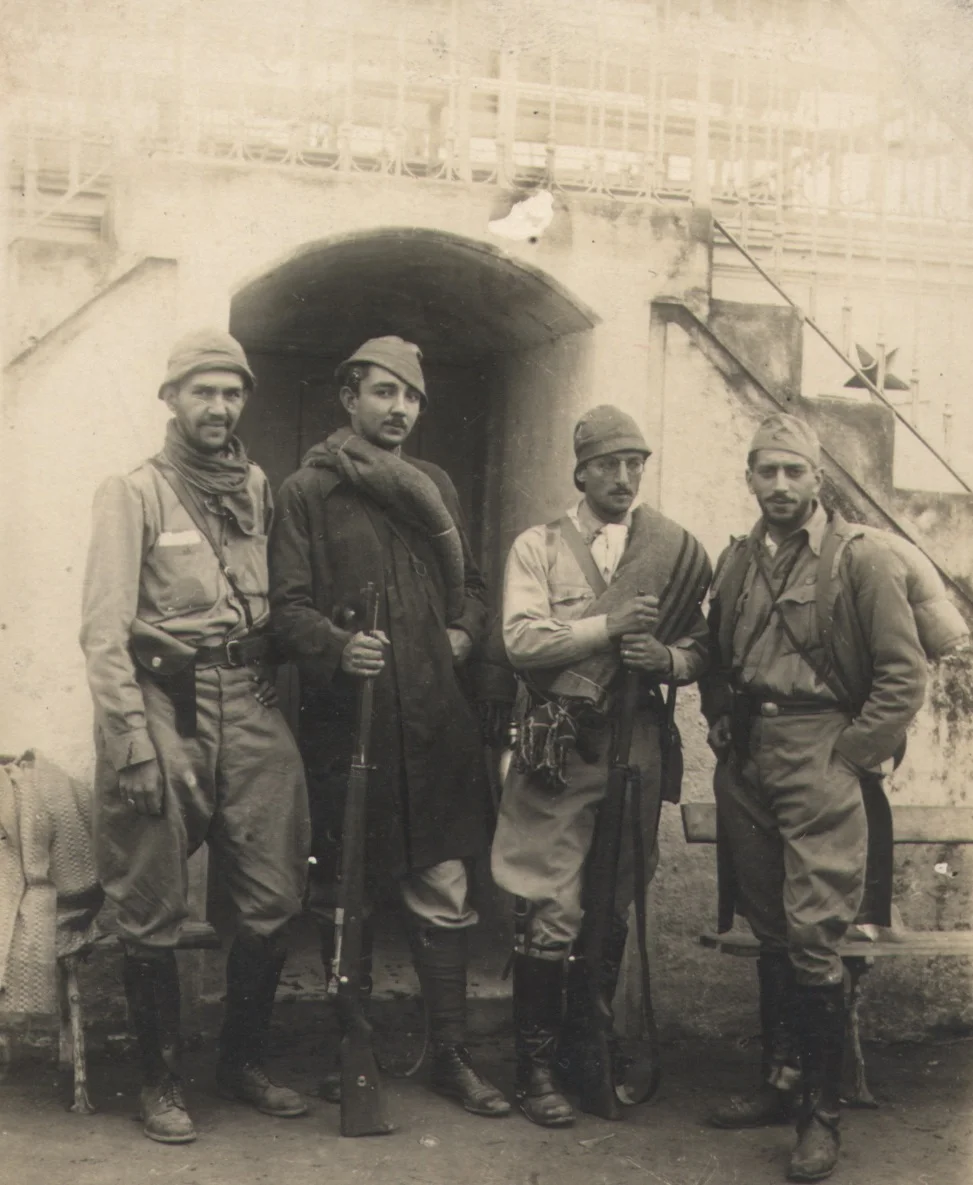Soldados e voluntários paulistas em posição de combate durante a Revolução Constitucionalista de 1932